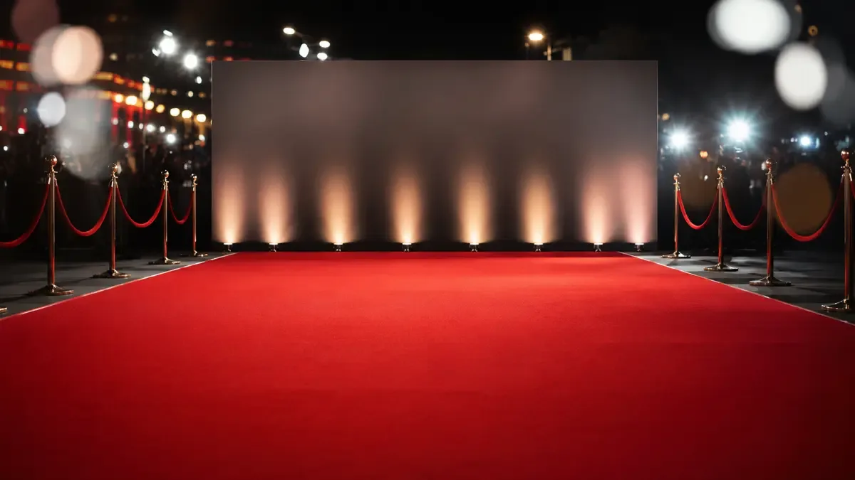 Alfombra roja vacía con fondo de photocall genérico y flashes desenfocados