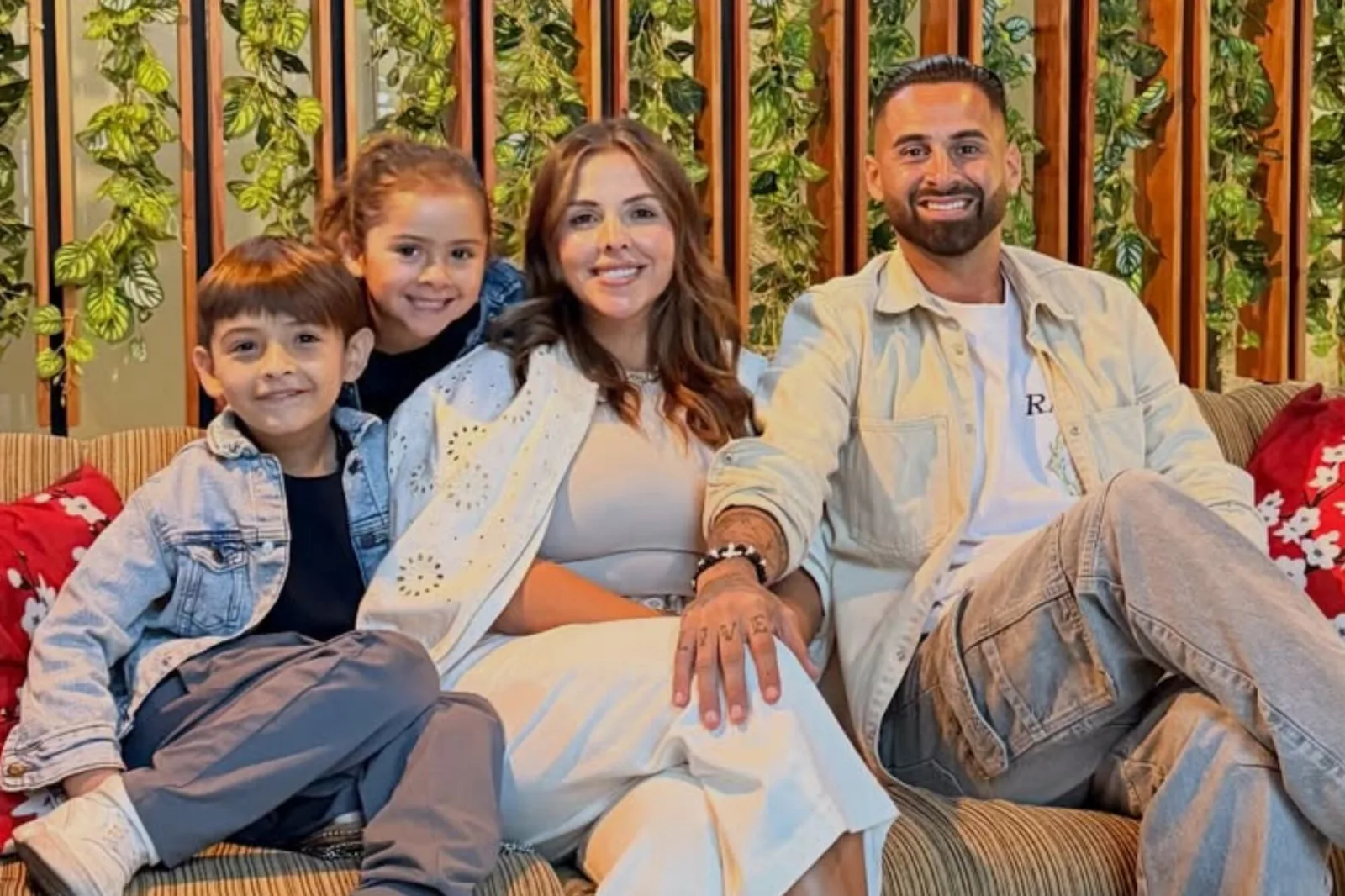 Lucas Trejo en una foto con su esposa Yanina y sus hijos Aarón y Ainhoa