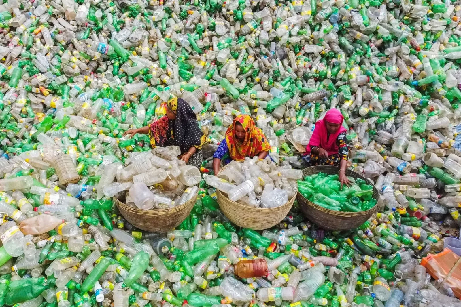 Costa de Bangladesh cubierta por una enorme acumulación de plásticos y basura flotante