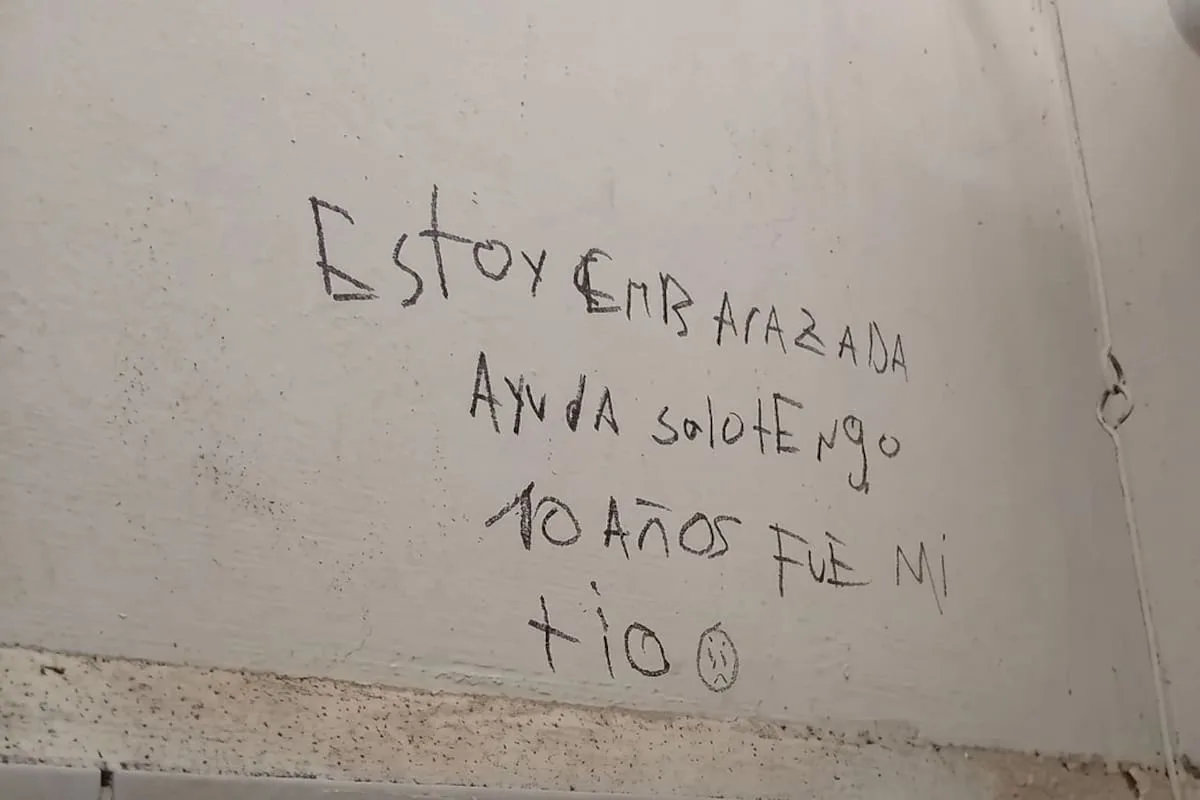 Mensaje en baño de San Juan desató investigación por posible abuso a una niña