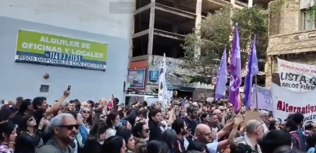 Microcentro: docentes se movilizan a la Casa de Corrientes por el femicidio de Nancy Godoy
