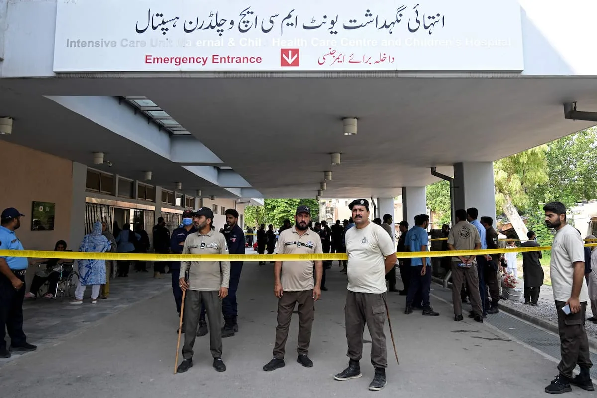 Murieron 14 bebés en incendio de sala de neonatología en hospital de Islamabad