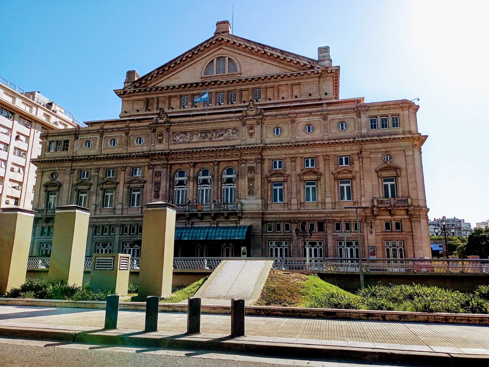 El Teatro Colón es uno de los teatros de ópera de mayor reconocimiento a nivel mundial, considerado el de mejor acústica en