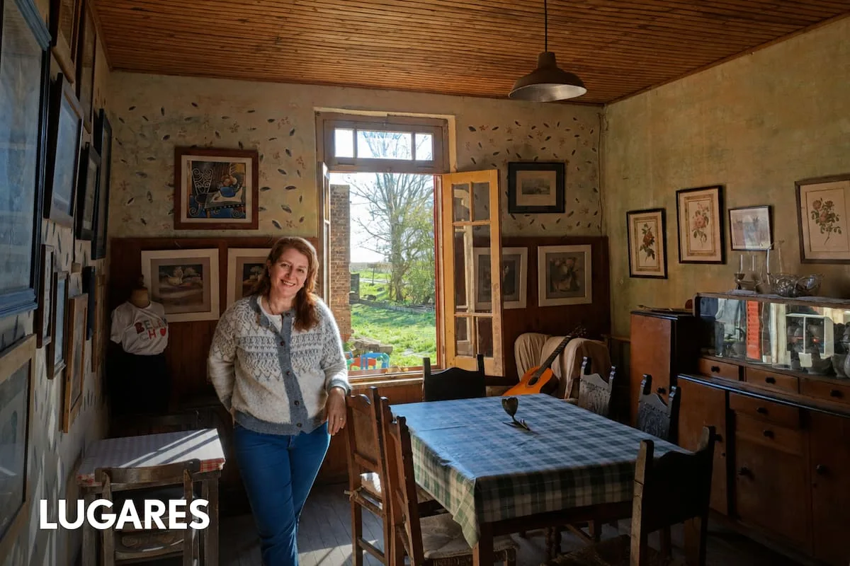 Pasó su infancia en un almacén de campo y a sus 54 años lo rescató del olvido