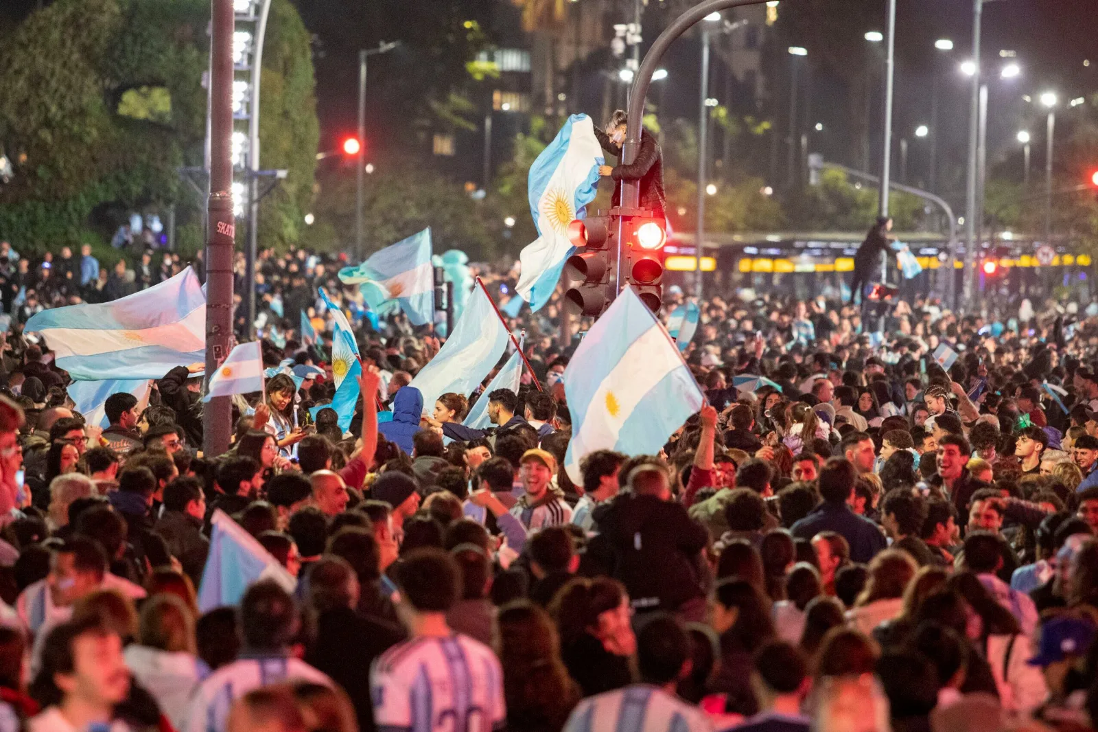 Hinchas de fútbol en estadio durante partido del Mundial de Clubes con banderas y tensión en las tribunas