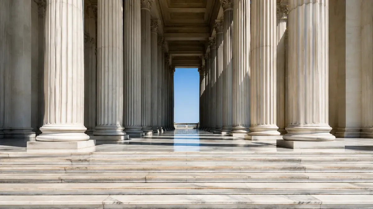 Columnata de piedra de un palacio de justicia italiano, sin personas