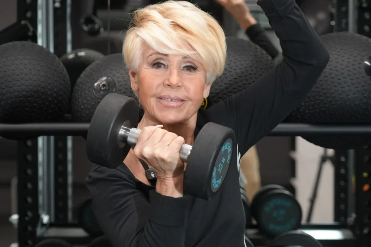 Ramona, la abuela de 85 años que arrasa en redes con su rutina de pilates y pesas