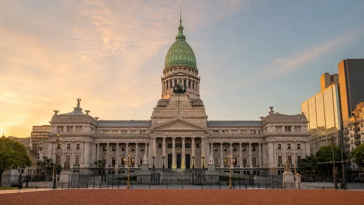 Cúpula verde y columnata del Congreso de la Nación vistas de frente