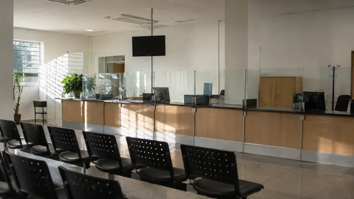 Mostrador de atencion con sillas de espera vacias en una oficina publica