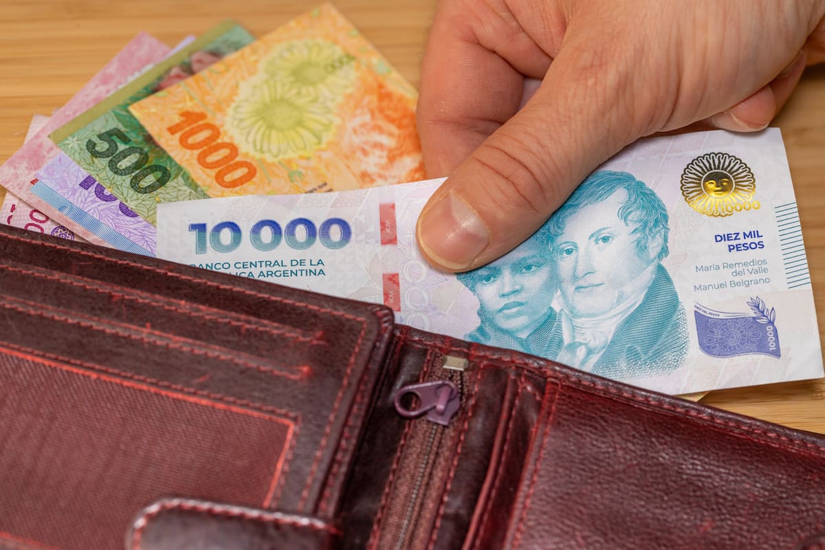 Salarios formales perdieron frente a la inflación y el Gobierno cuestiona las paritarias