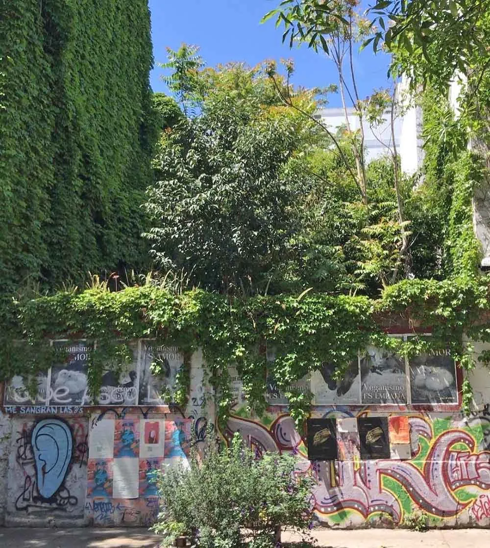 Terreno baldío de forma irregular en barrio de Villa Crespo con cartel de subasta
