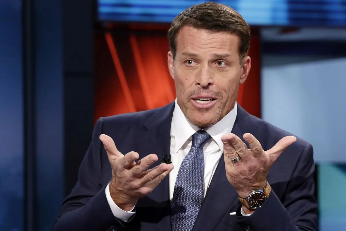 Tony Robbins: “El enfoque en uno mismo crea sufrimiento”
