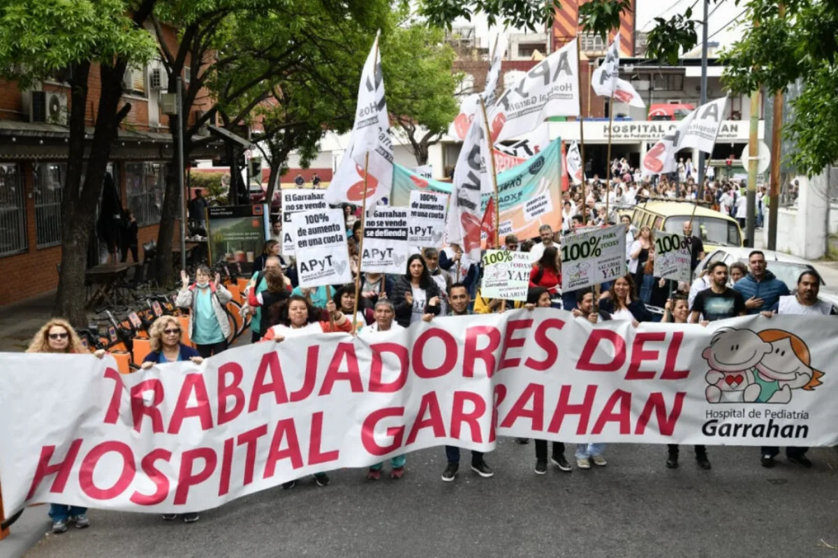 Lezana afirma que no fue despedida del Garrahan, volvió a fichar y convoca a movilización