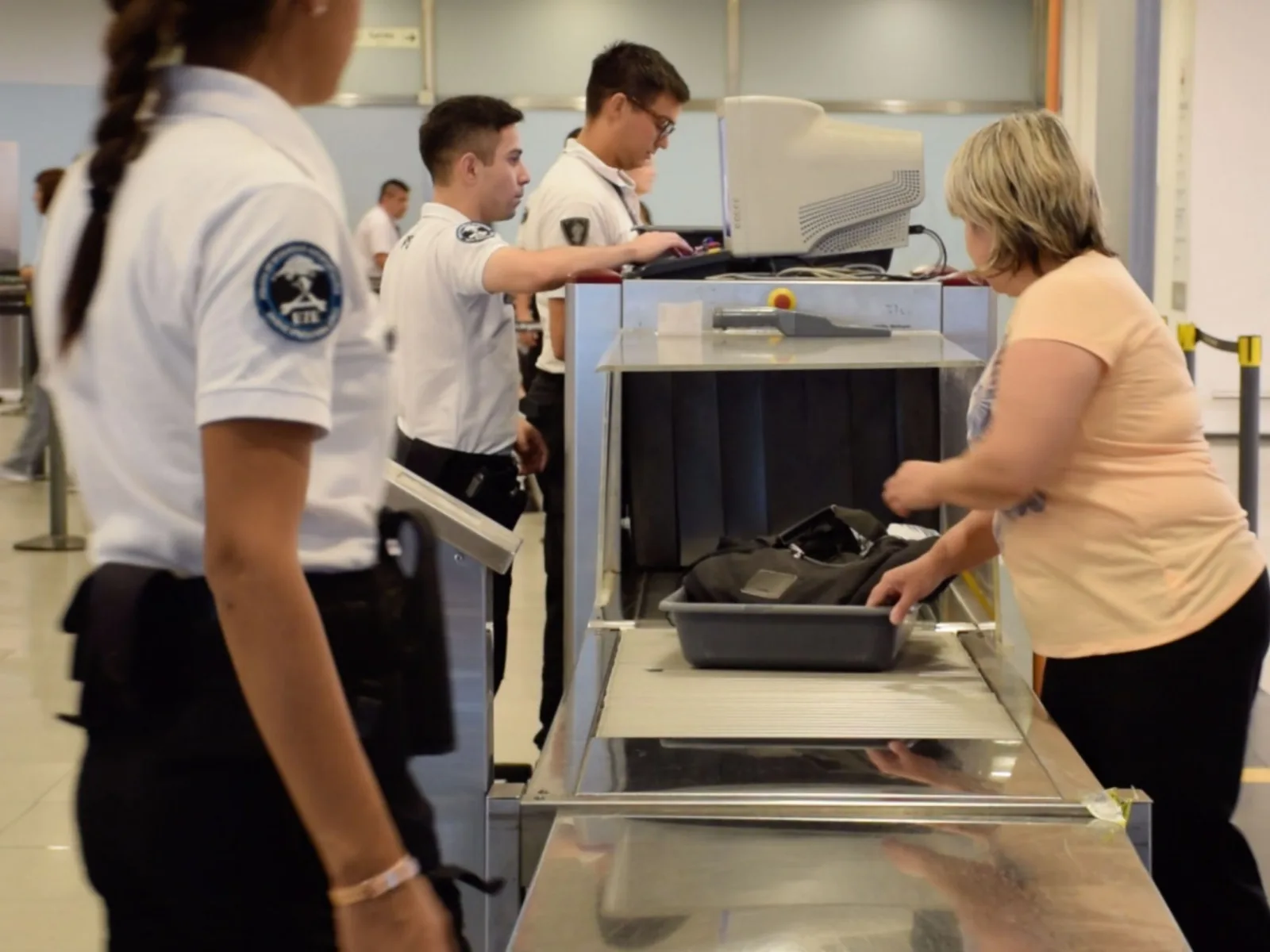 Personal de seguridad y migraciones revisando pasaportes en un aeropuerto argentino