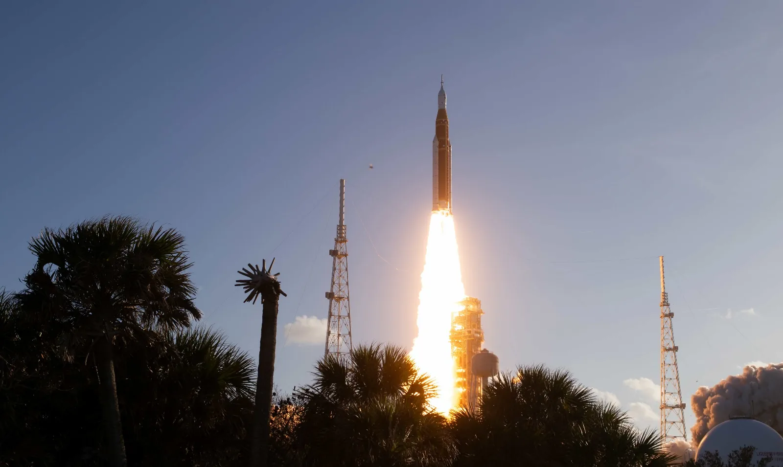 Cohetes y cápsula espacial de la misión Artemis III de la NASA en órbita terrestre