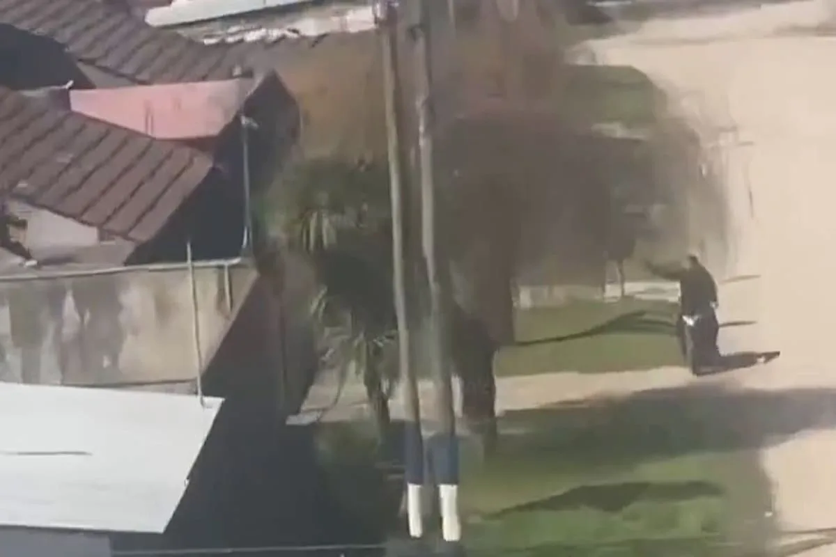Un chico filmó el momento en que un policía abatió a un delincuente en fuga en Mar del Plata