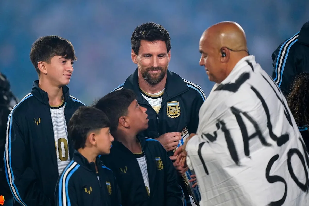 Un diario inglés advirtió que la selección podría enfrentar otra sanción por volver a mostrar la bandera