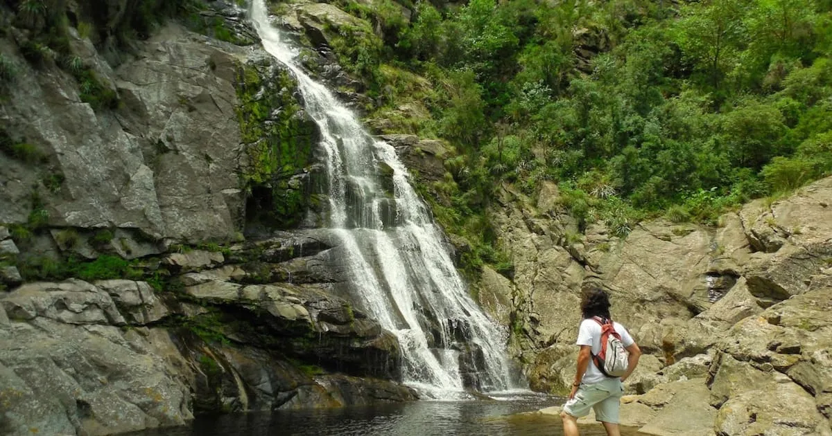 Villa Flor Serrana: el pueblo cordobés de 72 habitantes con la cascada más alta de la provincia